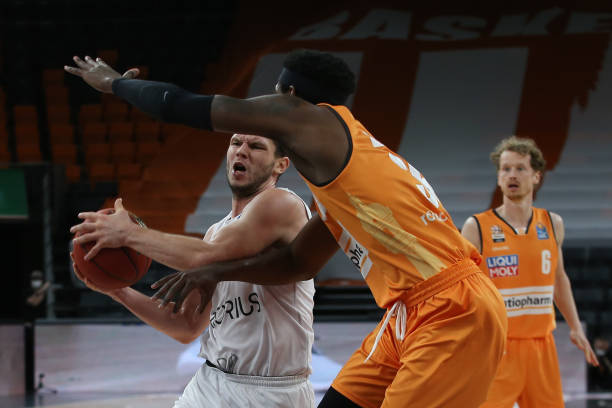 接到中场传 接到中场传